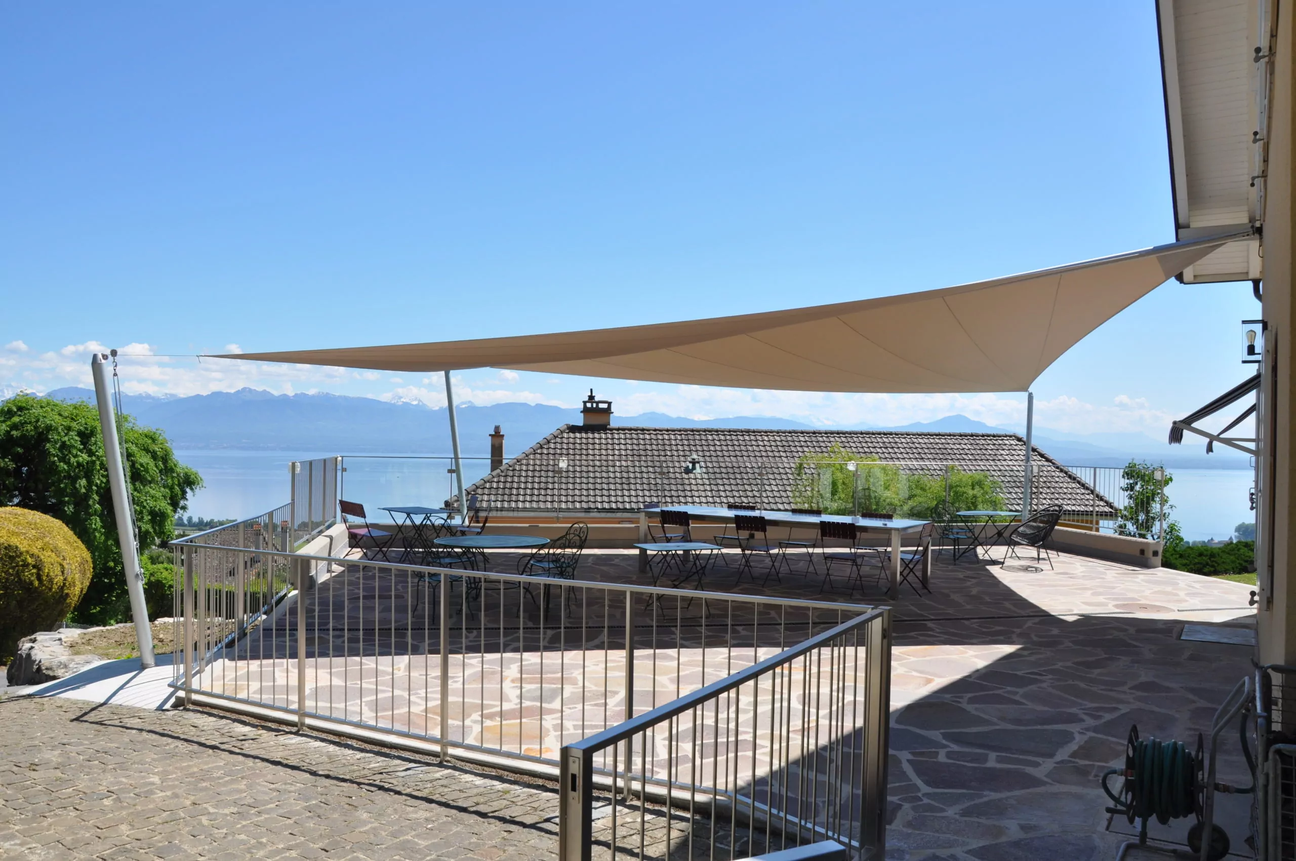 Sonnensegel über einer erhöhten Terrasse