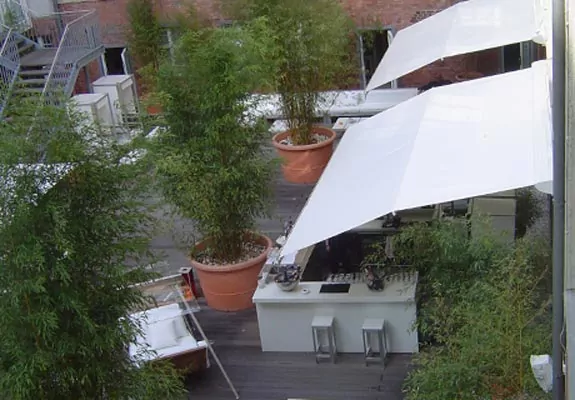 Weiße Markise über einer Bar