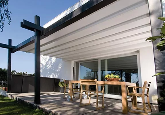 Grüne Terrassenmarkise für stilvollen Sonnenschutz Pergola Markise von unten über einer Terrasse