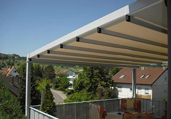 Grüne Terrassenmarkise für stilvollen Sonnenschutz Große Pergola-Markise über einer Dachterrasse