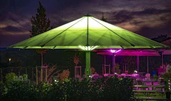 Schirm aus dem Gastrobereich mit Beleuchtung