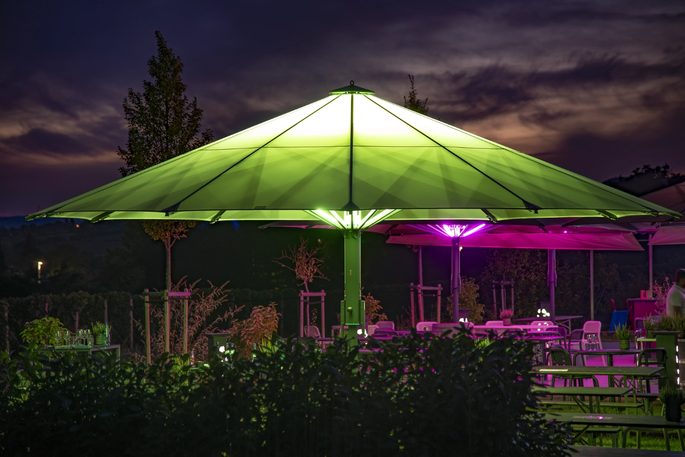 Schirm aus dem Gastrobereich mit Beleuchtung