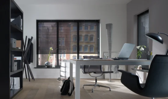 Dunkle Jalousie in einem Homeoffice