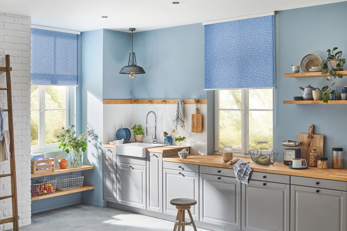 Blaue gemusterte Rollos in einer Küche