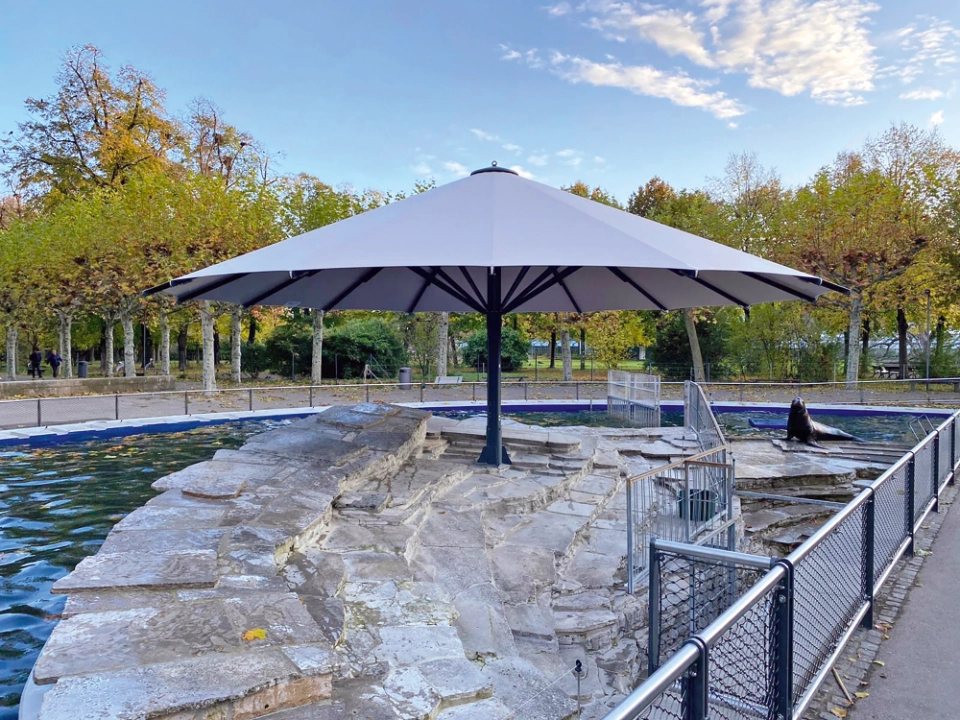 Sonnenschirm über einem Gehege für Robben